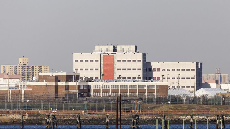 Un tribunal federal toma el control de la violenta cárcel de Rikers en Nueva York