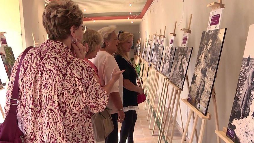 Vecinas de Marchena visitando la exposición