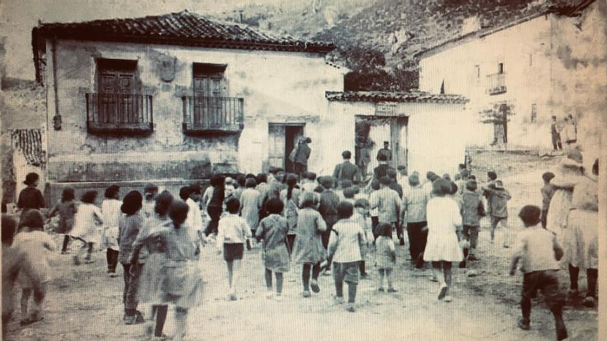 Niños acercándose a una actividad relacionada con una misión pedagógica durante la II República