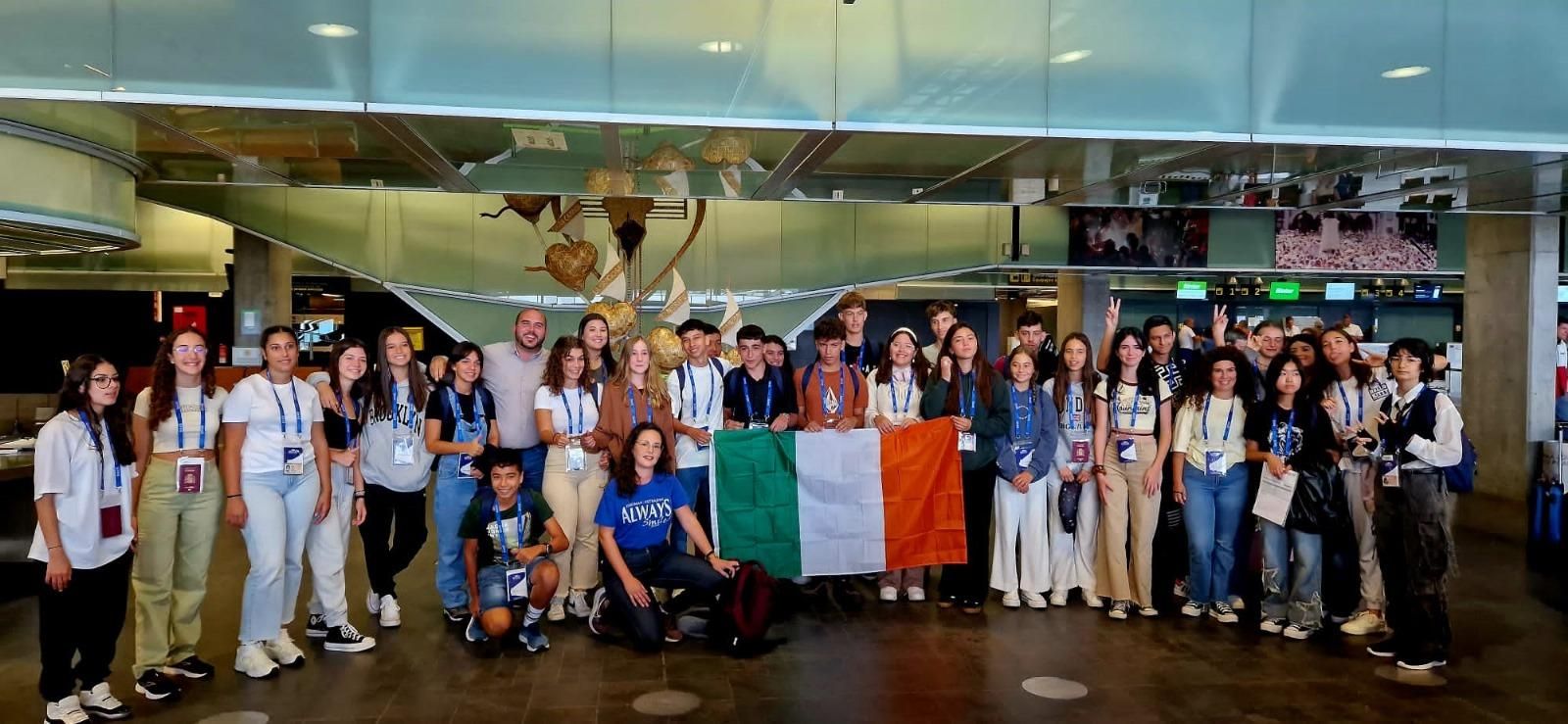 Pablo Díaz Cobiella en el Aeropuerto con el alumnado.