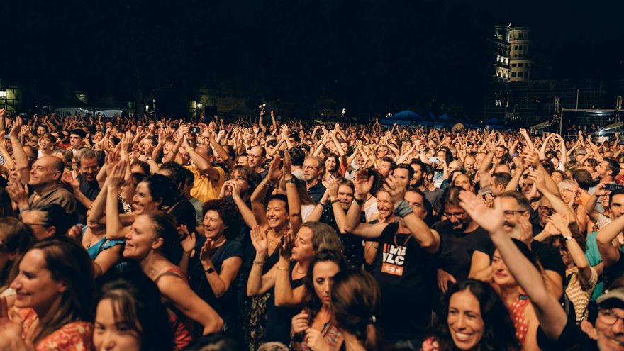 Ariel Rot y Kiko Veneno se entregaron a las miles de personas que se congregaron en la plaza del Ayuntamiento de València.