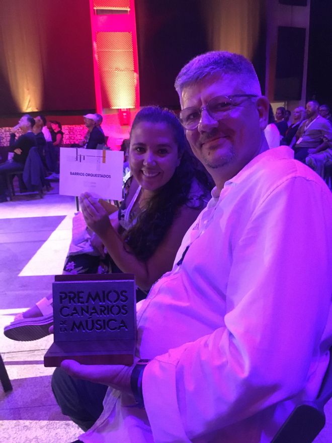 José Brito, director de Barrios Orquestados, y Tania Alonso, productora del proyecto, en la gala de los Premios Canarios de la Música 2022