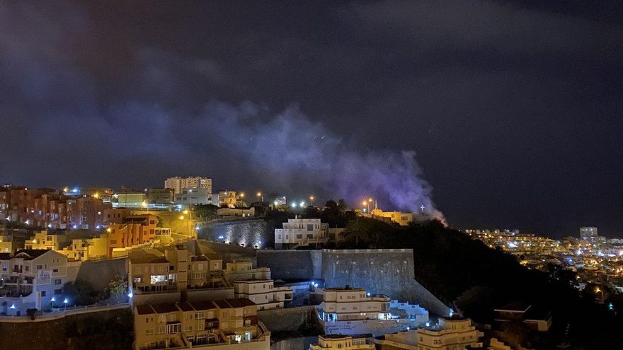 Fuego en el entorno de la Iglesia Coreana, en Las Palmas de Gran Canaria