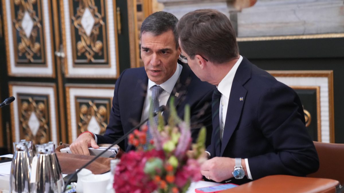 El presidente del Gobierno, Pedro Sánchez, junto al primer ministro de Suecia, Ulf Kristersson, en la cumbre informal de líderes de la Unión Europea