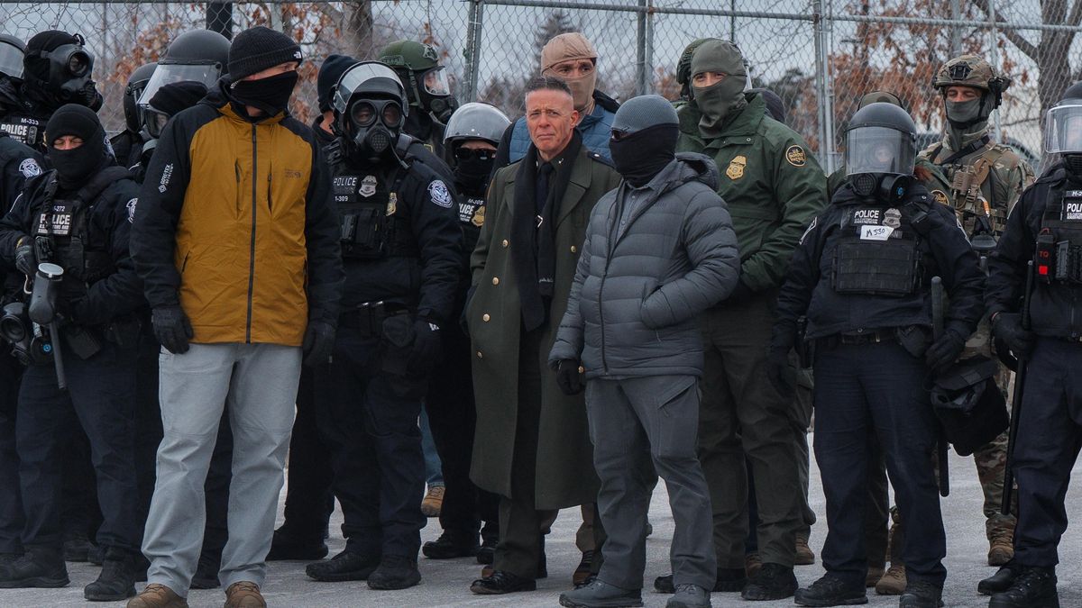 El jefe de la Patrulla Fronteriza de EEUU, Gregory Bovino (en el centro, con un abrigo verde), junto a agentes del Departamento de Policía de Minneapolis y agentes federales durante una protesta contra el ICE.