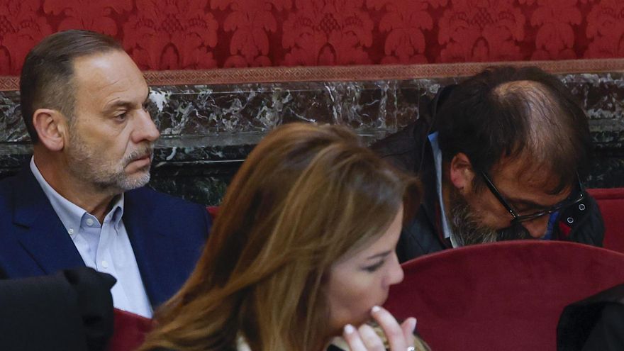 El exministro José Luis Ábalos (i) en el banquillo de los acusados este martes en el primer día del juicio contra él, contra su exasesor Koldo García y contra el empresario Víctor de Aldama en el Tribunal Supremo por el caso de las mascarillas, una presunta trama de corrupción para lucrarse con material sanitario durante la pandemia. EFE/J.J. Guillén POOL