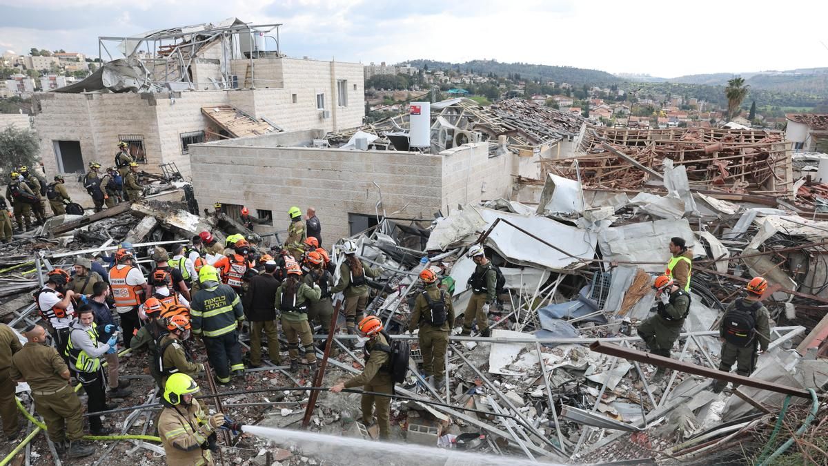 Servicios de emergencia de Israel trabajan sobre los restos del edificio de Beit Shemesh destruido por un misil iraní