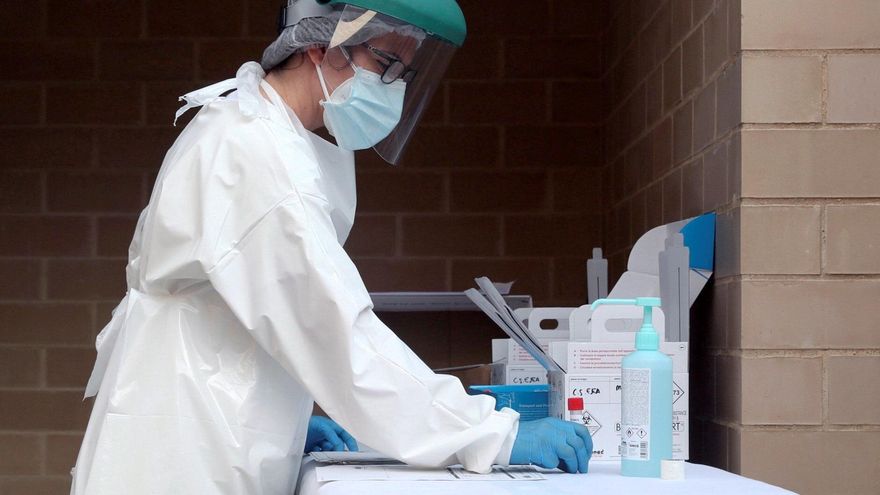 Sanitarias se preparan para hacer test PCR en un Centro de Salud de Ejea de los Caballeros (Zaragoza). EFE/Javier Cebollada/Archivo