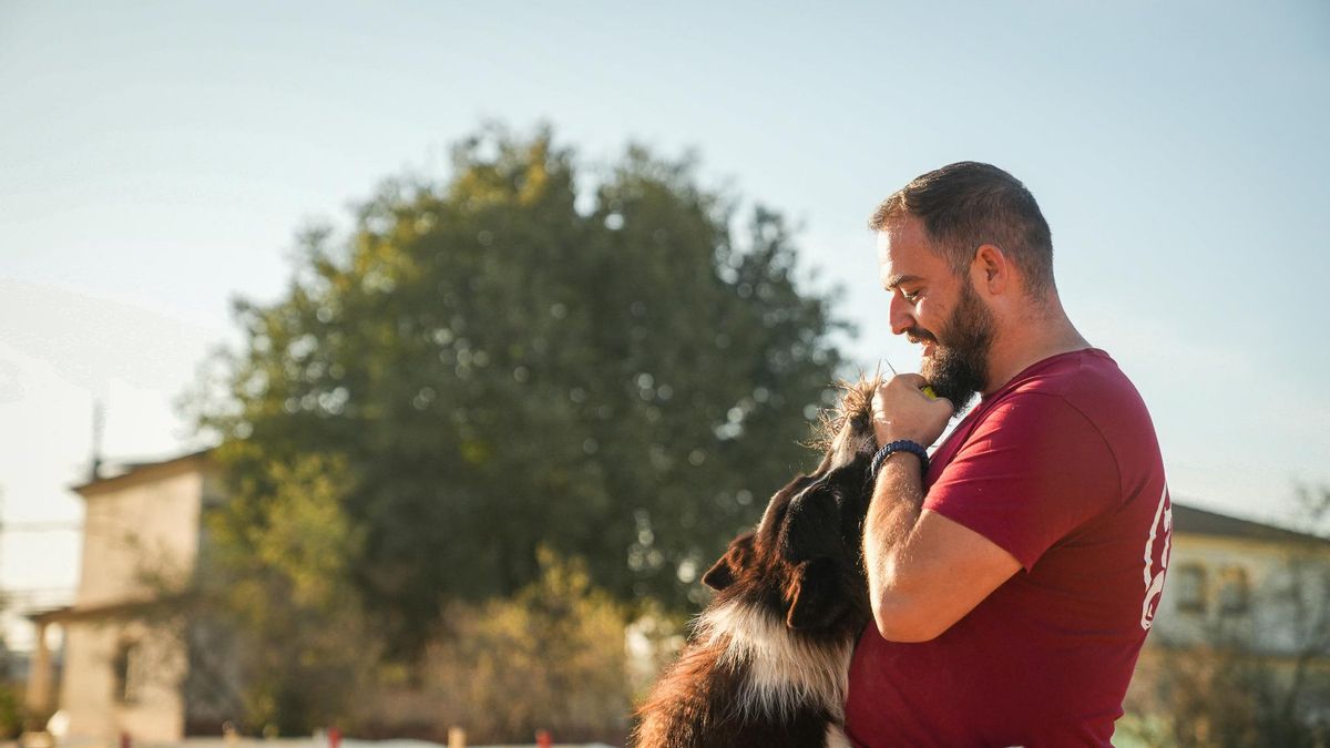 Zizou, campeón en obediencia canina, y su adiestrador Toni Aguilar
