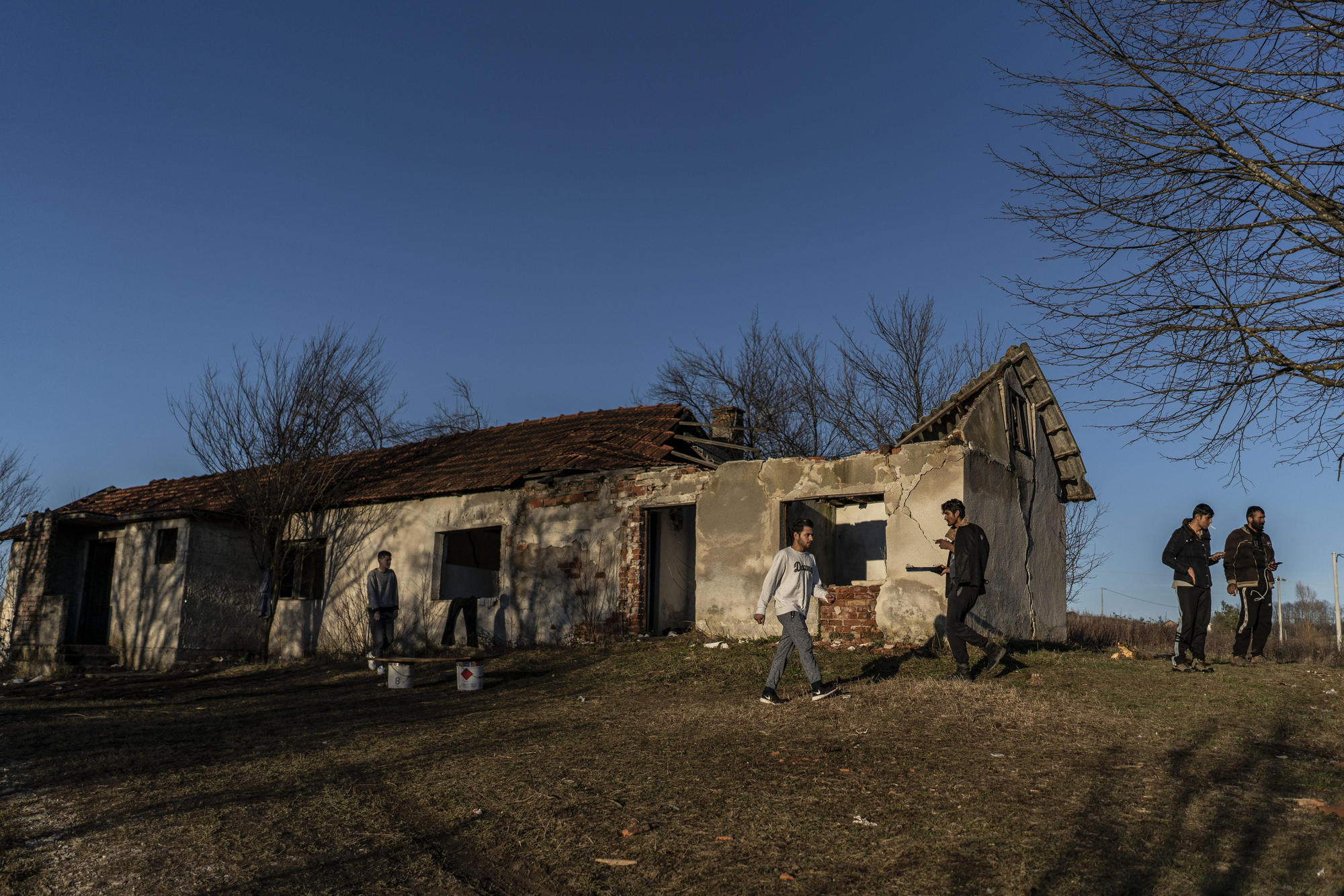 Exterior de la casa abandonada en Trzac, Bosnia, donde vive un grupo de jóvenes de Pakistán