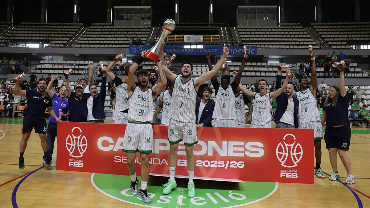 Jugadores del Coto Córdoba CB celebran el ascenso