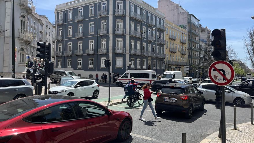 Semáforos apagados en una calle de Lisboa este lunes, como consecuencia del apagón eléctrico que afecta a la península Ibérica. EFE/Laia Mataix