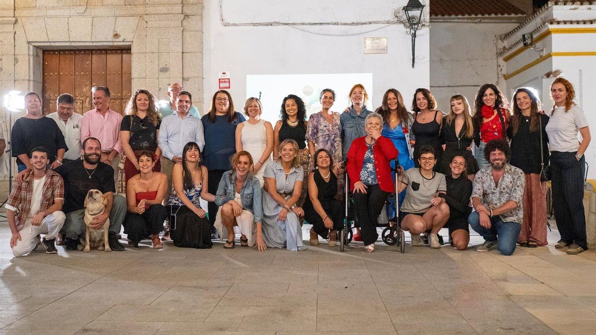 Catorce mujeres coronan el proyecto Arte Viva en Los Blázquez