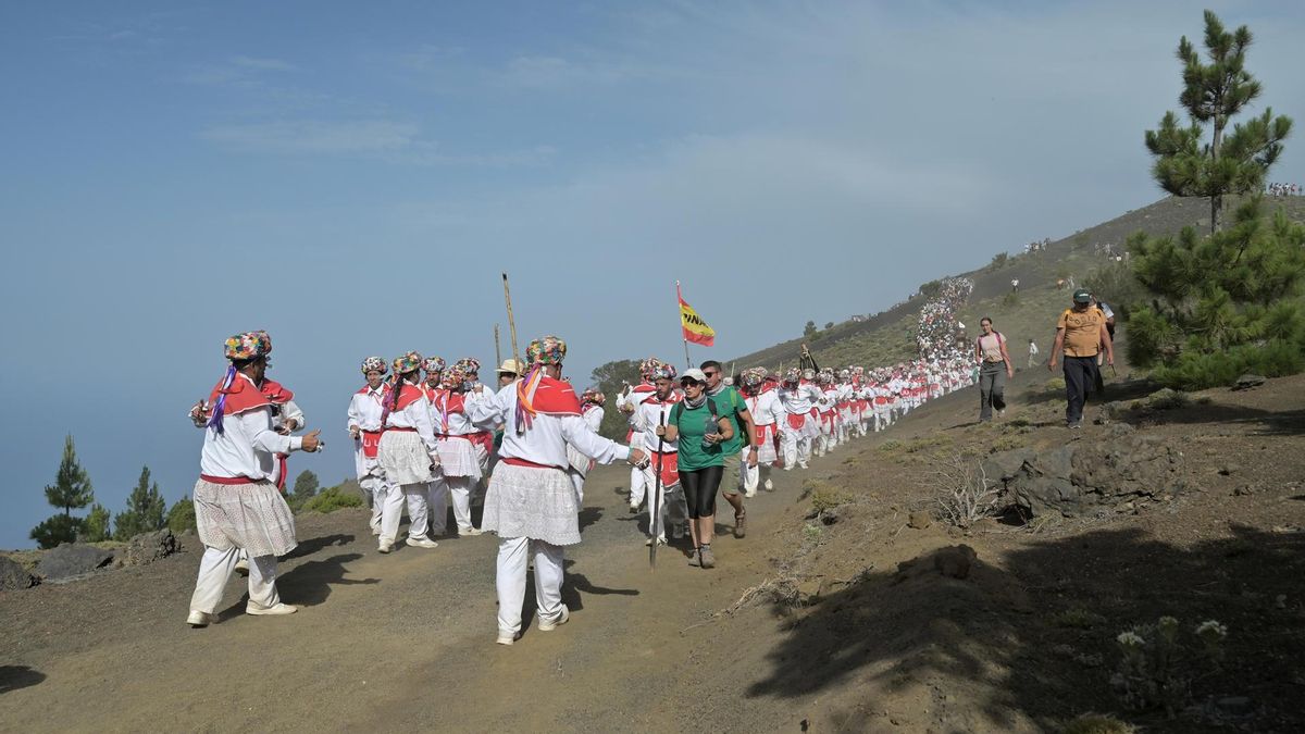 Miles de personas han participado este sábado en El Hierro en la Bajada de la Virgen de Reyes que transcurre durante 28 kilómetros desde su ermita en La Dehesa hasta Valverde, capital de la isla.