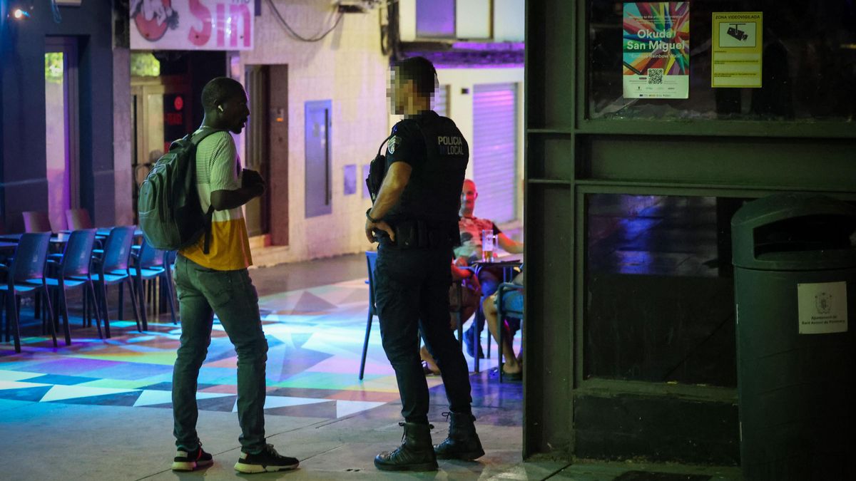 Un agent parla amb un transeünt a la zona de lleure nocturn més conflictiva de la localitat