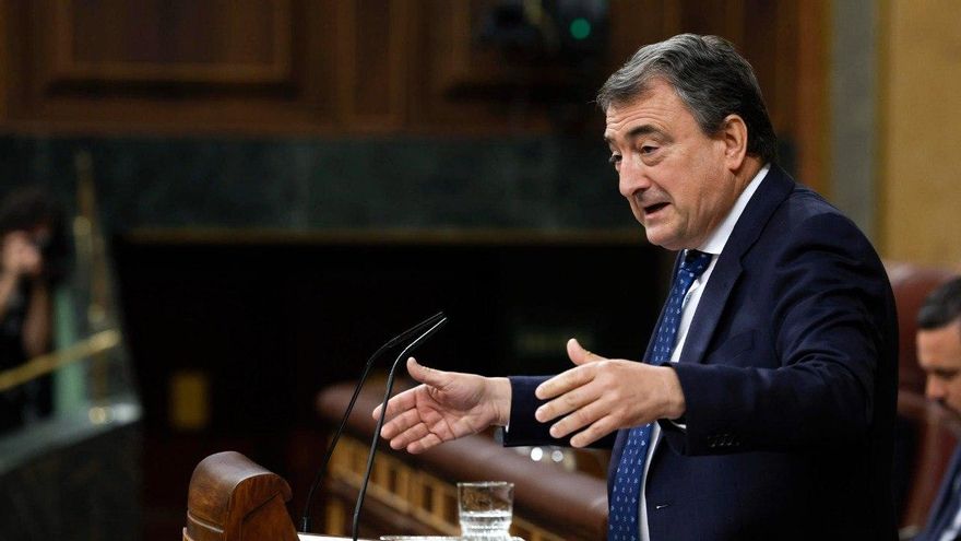 El portavoz del PNV Aitor Esteban durante su intervención en el pleno del Congreso este miércoles.