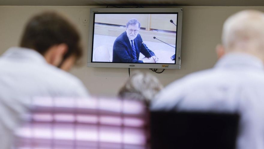 Una pantalla en la sala de prensa muestra a Mariano Rajoy durante su declaración como testigo en el juicio del caso Kitchen, en el Tribunal Central de Instancia de la Audiencia Nacional, en San Fernando de Henares, este jueves.