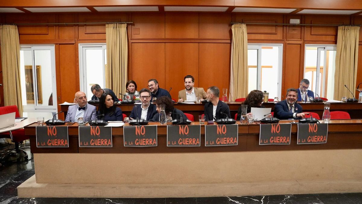 Concejales del PSOE con carteles de 'No a la guerra'.