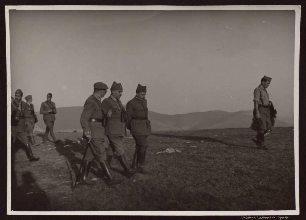 Generales Franco y Dávila, junto a otros oficiales. 18 de agosto de 1937. Reinosa.