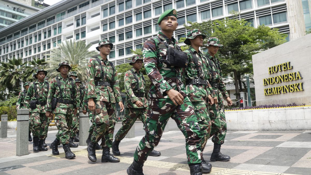 Miembros del Ejército indonesio patrullan mientras se preparan para posibles protestas en Yakarta.