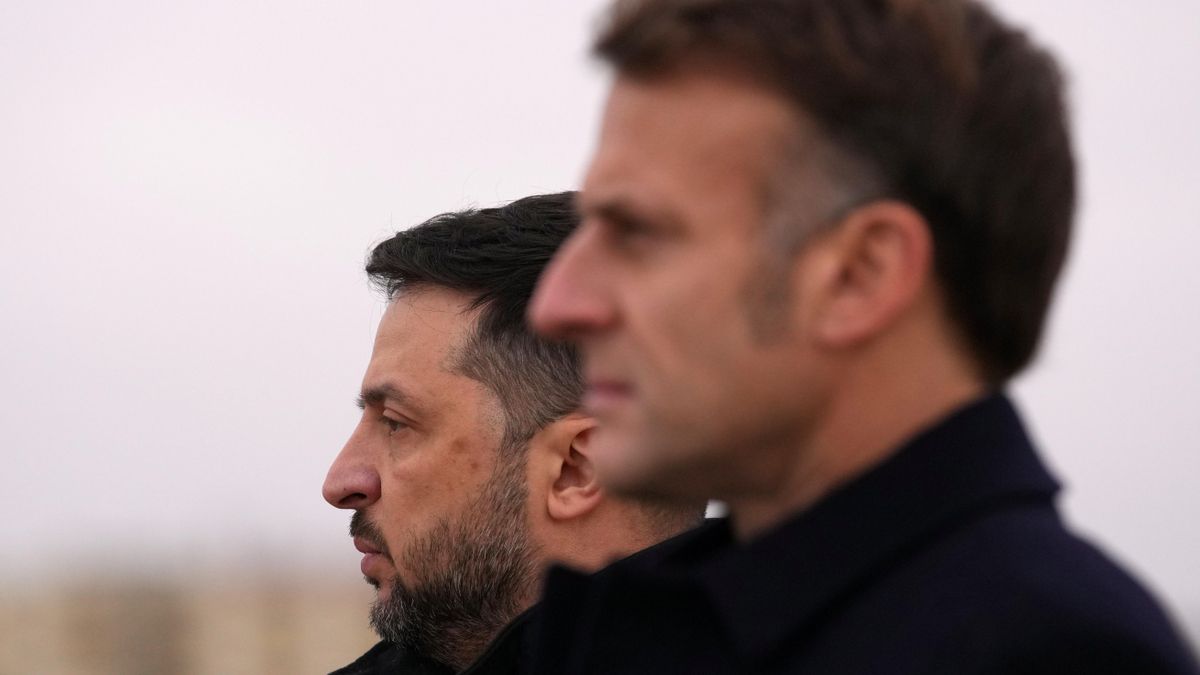 El presidente francés Emmanuel Macron y el presidente ucraniano Volodímir Zelenski en la base aérea de Villacoublay, cerca de París.