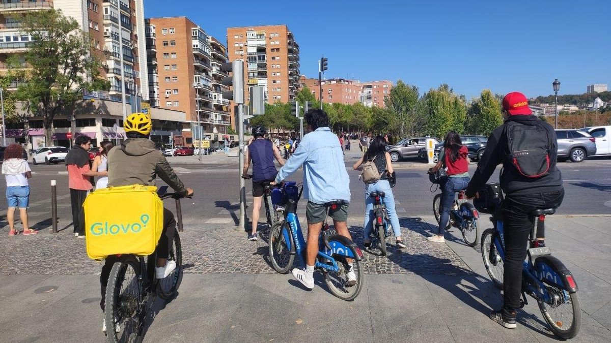 Varias bicicletas acumuladas junto a un paso de cebra en Madrid Río, a la altura de Puerta del Ángel.