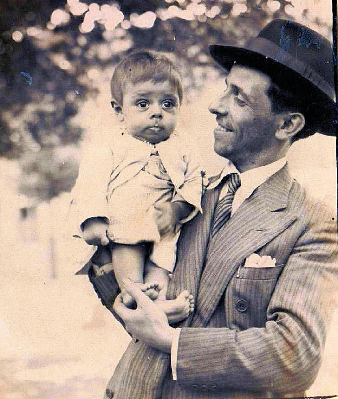 El alcalde de Ponferrada, Juan García Arias, con el menor de sus hijos en 1936.