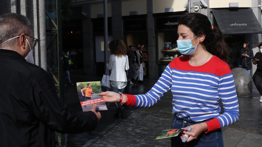Militantes de Ciudadanos reparten propaganda electoral del partido en Madrid 
