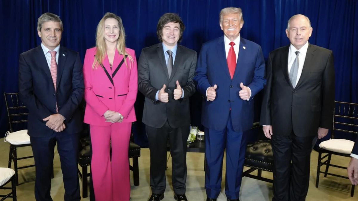 Luis Caputo, Karina y Javier Milei junto al presidente de EE.UU. Donald Trump
