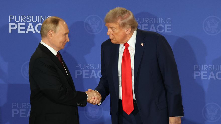FOTO ARCHIVO. El presidente de Rusia, Vladimir Putin (i), y su homólogo de Estados Unidos, Donald Trump, se saludan al finalizar una declaración conjunta este viernes, en Anchorage (Estados Unidos). EFE/ Octavio Guzmán