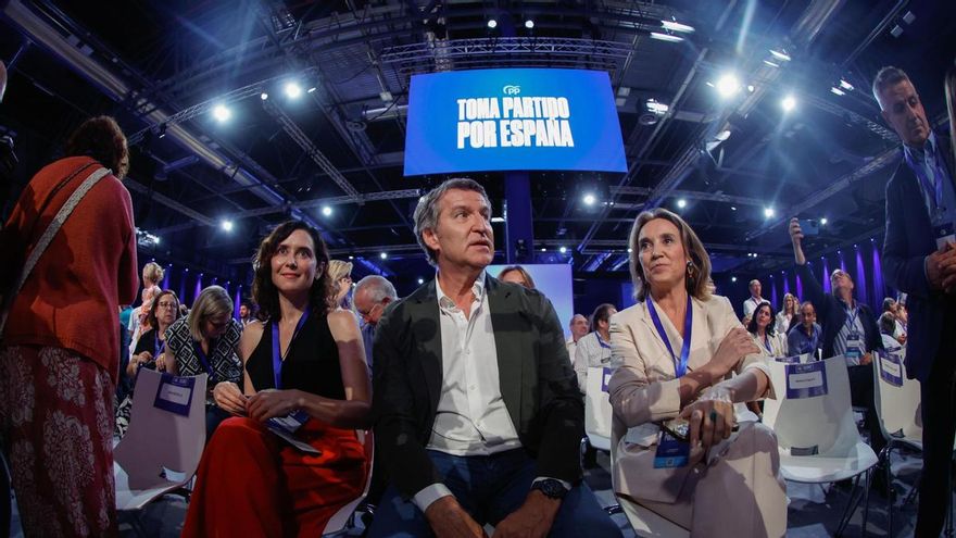 Alberto Núñez Feijóo, junto a Isabel Díaz Ayuso y a Cuca Gamarra, al inicio del Congreso del PP.