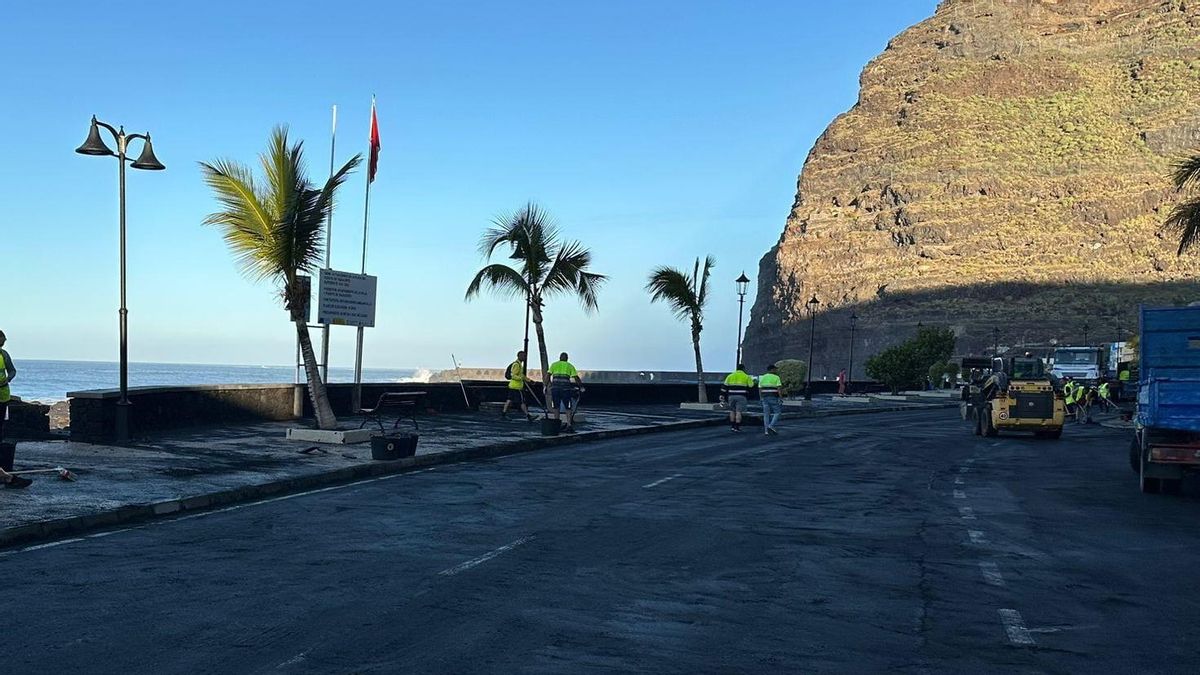 El fuerte oleaje obliga a cerrar la LP-2  a la altura de la avenida del Emigrante de Tazacorte