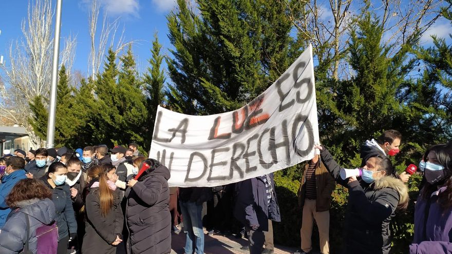 Vecinos de la Cañada Real Galiana protestan ante la sede de Naturgy