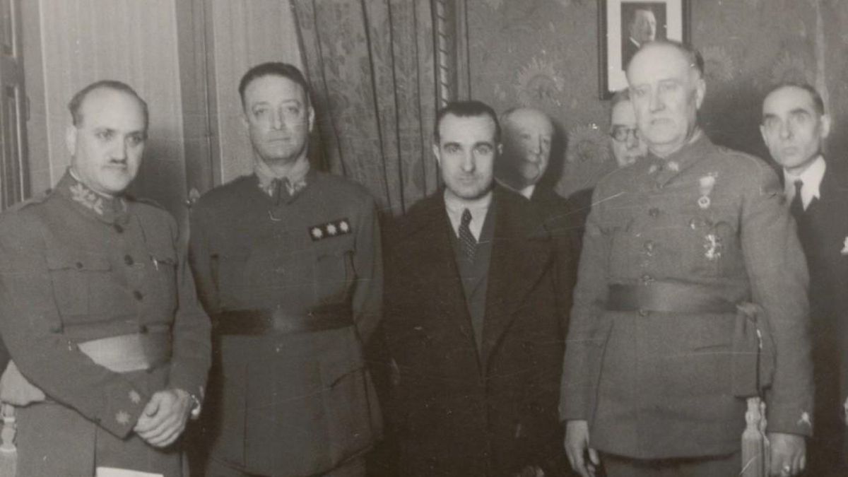 El coronel José Ungría (2º por la izquierda), jefe del SIPM.