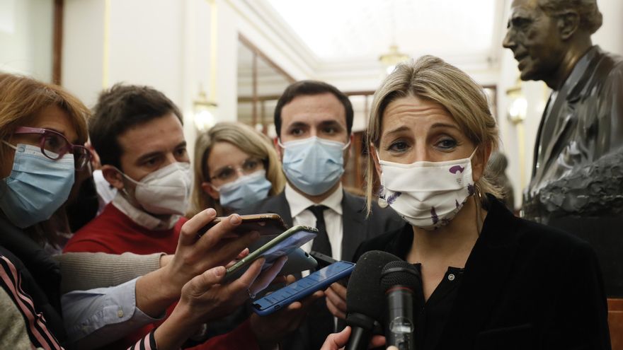 La vicepresidenta segunda del Gobierno y ministra de Trabajo, Yolanda Díaz (d), en declaraciones a los medios a la salida del pleno del Congreso de los Diputados, este martes en Madrid. EFE/Mariscal