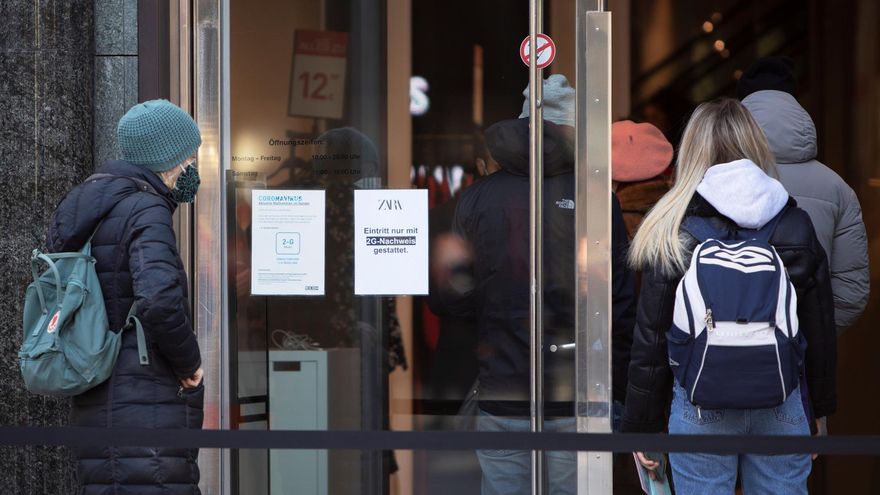 Varios clientes entran en una cafetería en Viena.