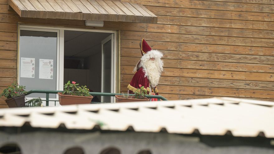 Los niños del Colegio Alemán de Las Palmas disfrutan del mercadillo navideño celebrado en el centro