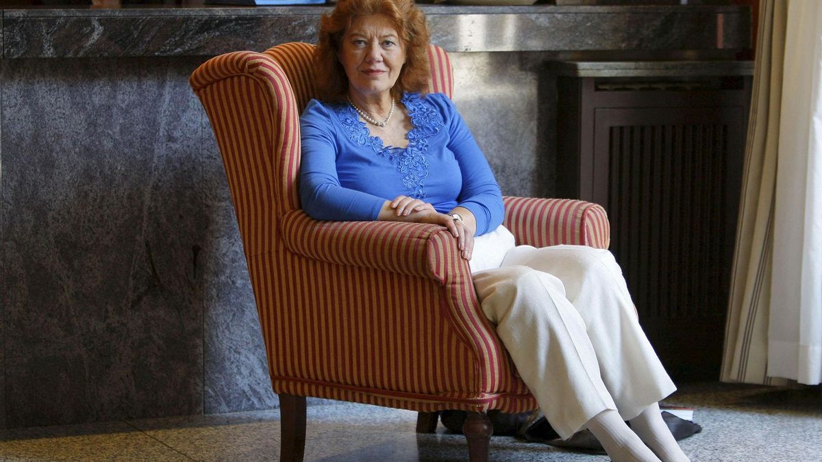 La escritora londinense Anne Perry, posa al finalizar su conferencia de prensa, dentro de la XXI Semana Negra de Gijón.