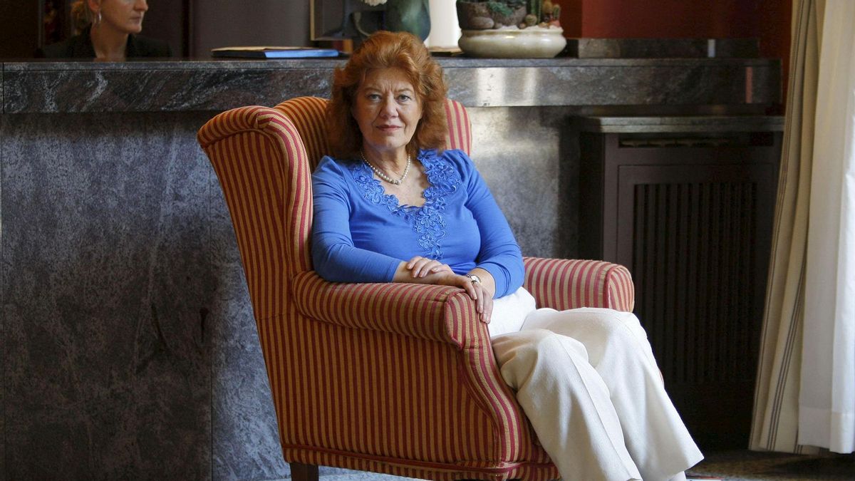 La escritora londinense Anne Perry, posa al finalizar su conferencia de prensa, dentro de la XXI Semana Negra de Gijón.