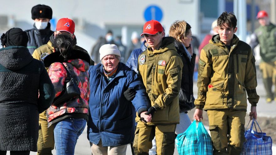 Residentes de la autoproclamada República Popular de Donetsk cruzan la frontera entre Rusia y Ucrania en el puesto aduanero de la región de Rostov, en Rusia, el pasado domingo.