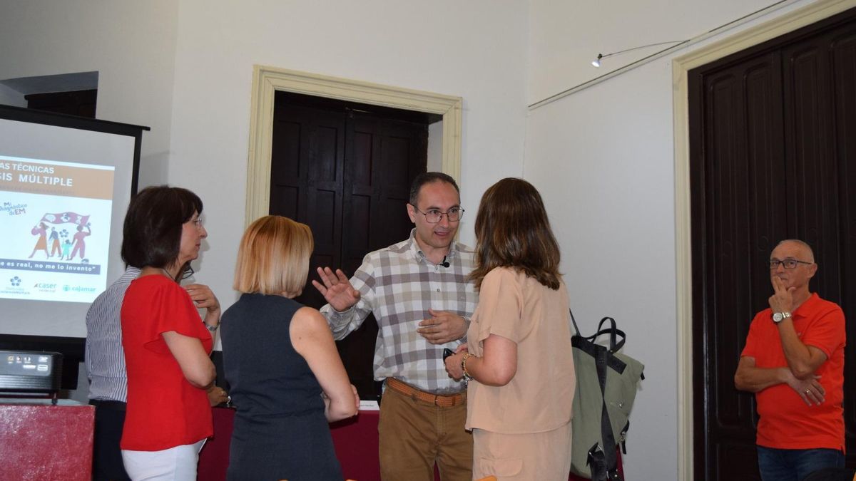Francisco del Vas, presidente de AEMA RM y, recientemente, de Esclerosis Múltiple España, charlando con afectadas.