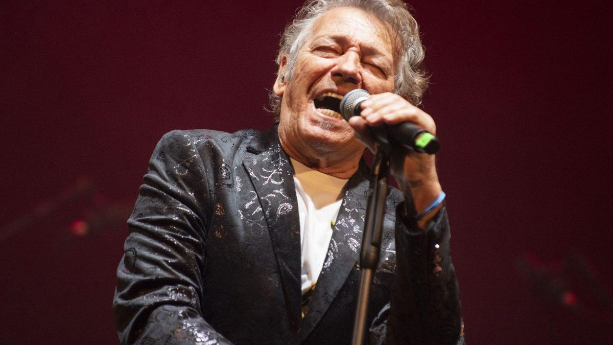 Lorenzo Santamaría, a sus 81 años, sigue activo y continúa de gira