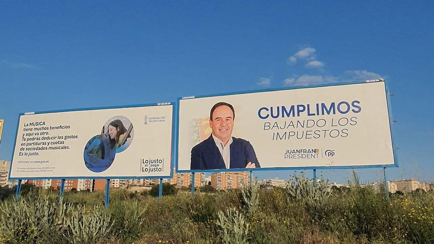 El PP llena las carreteras de anuncios de la bajada de impuestos de Pérez Llorca junto a vallas de la Generalitat pagadas con dinero público