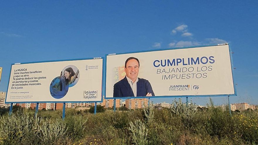 El PP llena las carreteras de anuncios de la bajada de impuestos de Pérez Llorca junto a vallas de la Generalitat pagadas con dinero público
