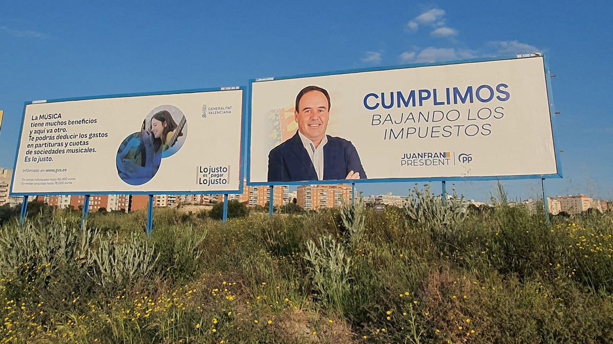 El PP llena las carreteras de anuncios de la bajada de impuestos de Pérez Llorca junto a vallas de la Generalitat pagadas con dinero público