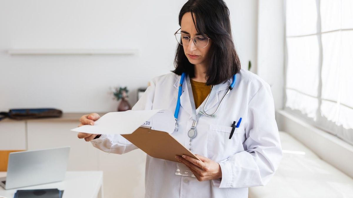 Una doctora revisa historiales clínicos