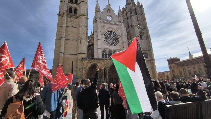 Protestas frente a la Catedral de León