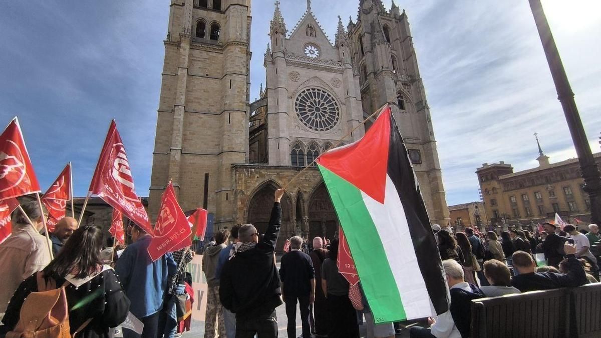 Protestas frente a la Catedral de León