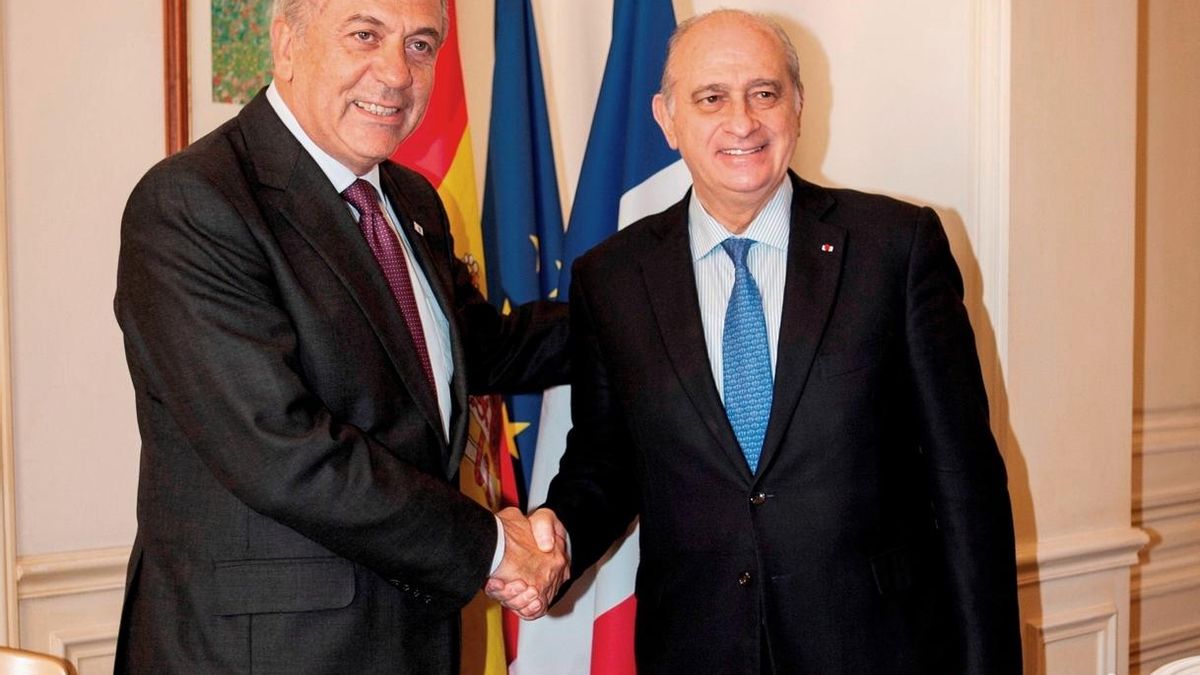 El comisario de Interior europeo, Dimitris Avramopoulos, a la izquierda, junto al ministro del Interior español Jorge Fernández Díaz.