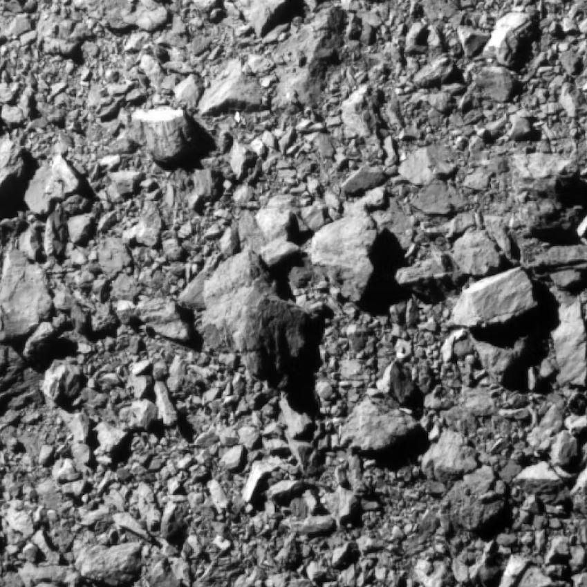 La penúltima imagen conseguida por DART tomada 1,8 segundos antes del impacto y mostrando una resolución de 5 cm por píxel. La superficie de Dimorphos está fracturada y plagada de enormes rocas